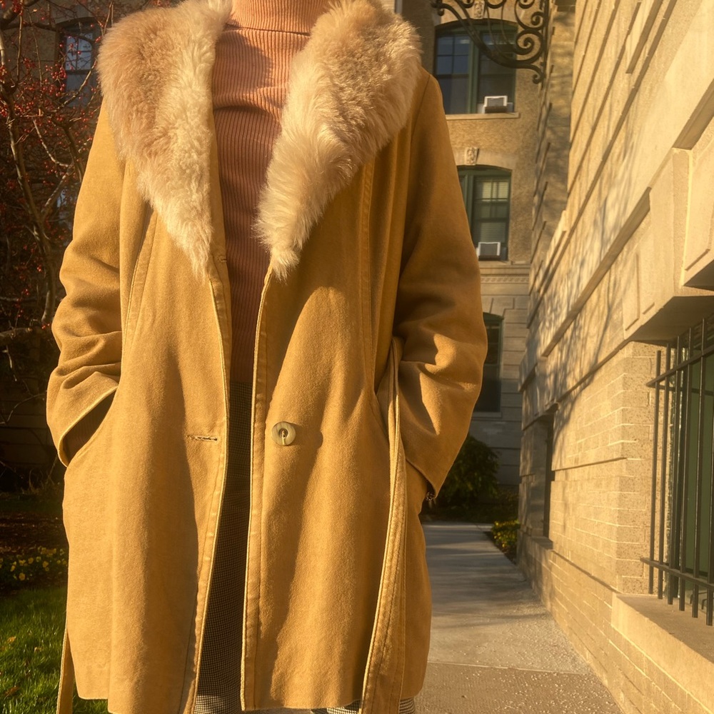 SALE 1970s faux fur lined mid length camel coat - Picture 3 of 5